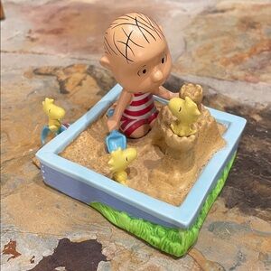 EUC Peanuts “King of the sandbox” Figurine